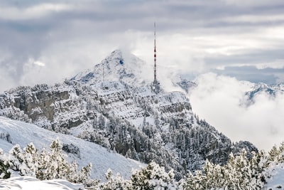 雪覆盖的山
